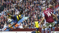 Aston Villa vs Arsenal (REUTERS/Darren Staples)