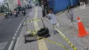 Seorang anak melintas di sisi penutup trotoar yang rusak di Jalan RS Fatmawati, Jakarta, Selasa (14/7/2019). Dua buah penutup trotoar di Jalan RS Fatmawati rusak parah, kondisi ini mengganggu kenyamanan dan membahayakan pejalan kaki, terutama pada malam hari. (Liputan6.com/Helmi Fithriansyah)