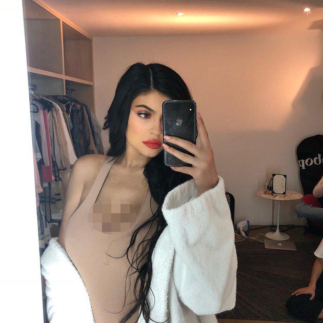 Setelah menghilang sekian lama, kini Kylie bisa memamerkan setiap pose dan selfie seksinya dengan penuh percaya diri lewat akun media sosialnya./Copyright instagram.com/kyliejenner