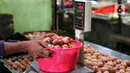 Pedagang menimbang telur ayam saat melayani pembeli di Pasar Kelapa Dua, Kabupaten Tangerang, Banten, Rabu (29/12/2021). Jelang pergantian tahun, harga telur ayam mencapai Rp 30.000 per kg. (Liputan6.com/Angga Yuniar)