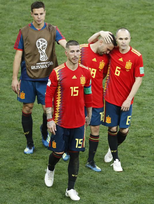 Andres Iniesta (kanan) menenangkan Jordi Alba usai kalah dari Rusia pada laga 16 besar Piala Dunia 2018 di Luzhniki Stadium, Moskow, Rusia, (1/7/2018). Spanyol kalah adu penalti 3-4. (AP/David Vincent)