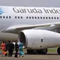 Pilot dan kru mendekati pesawat Garuda Airbus A330-200 di Bandara Soekarno Hatta pada 11 April 2012 (AFP PHOTO / ROMEO GACAD)