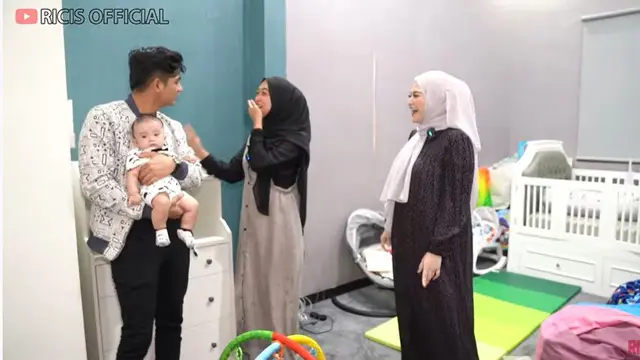 Ria Ricis dan Teuku Ryan mendapatkan hadiah dari Istri Sule