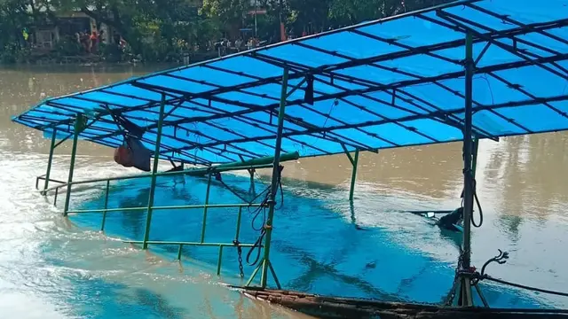 Sebuah perahu penyeberangan tenggelam di Sungai Karangpilang, Kebraon, Surabaya. (Dian Kurniawan/Liputan6.com)