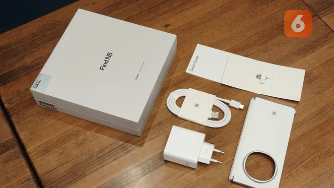 <p>Isi boks penjualan Oppo Find N5. (Liputan6.com/ Yuslianson)</p>