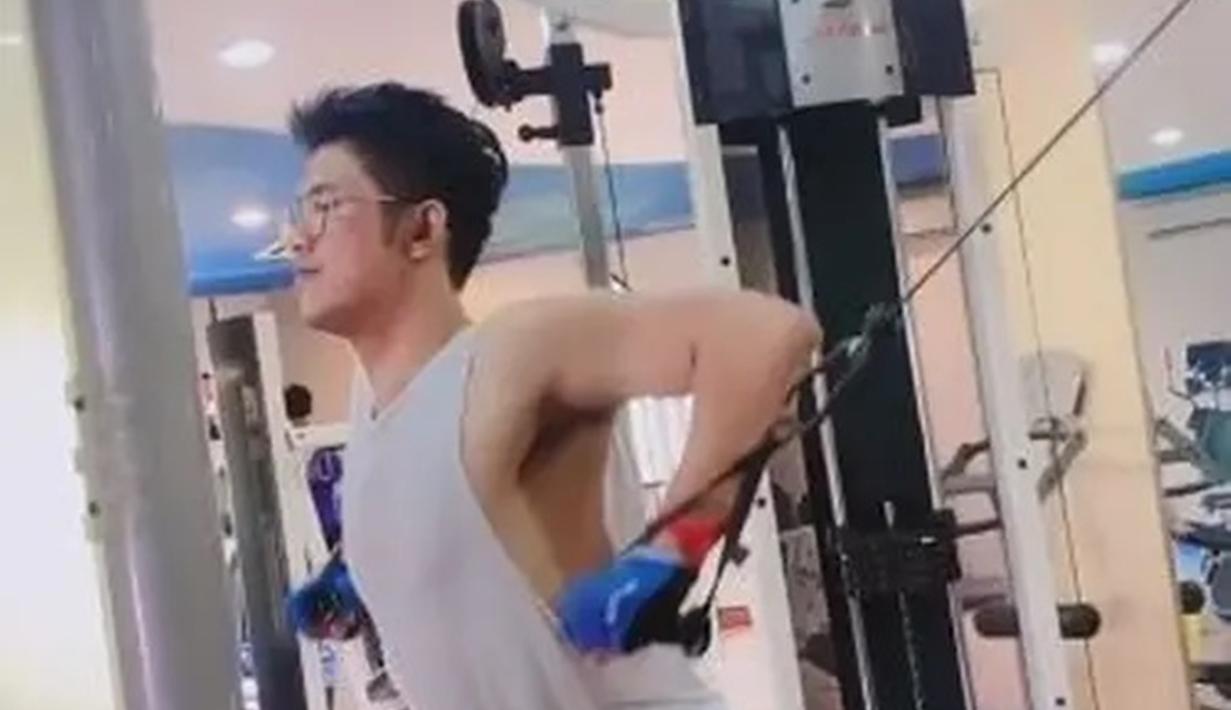 Rahasia memiliki lengan berotot dari Ricu yakni rajin nge-gym. Ia sangat suka nge-gym yang mengubah bentuk tubuhnya menjadi atletis. Momen Ricu angkat beban ini sukses curi perhatian. (Liputan6.com/IG/rickycuaca)