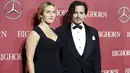 Aktor Johnny Depp berpose dengan aktris Kate Winslet saat menghadiri Gala Annual Palm Springs International Film Festival Awards ke-27 di California, (2/1). Johnny Depp memenangkan penghargaan Desert Palm Achievement. (REUTERS/Danny Moloshok)