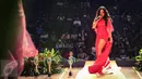 Seorang penyanyi waria bergoyang menghibur para undangan yang hadir pada malam pemilihan Miss Waria 2016 di Bulungan, Jakarta, (11/11). Kesempatan berkreasi telah dijalani penuh tantangan. (Liputan6.com/Fery Pradolo)