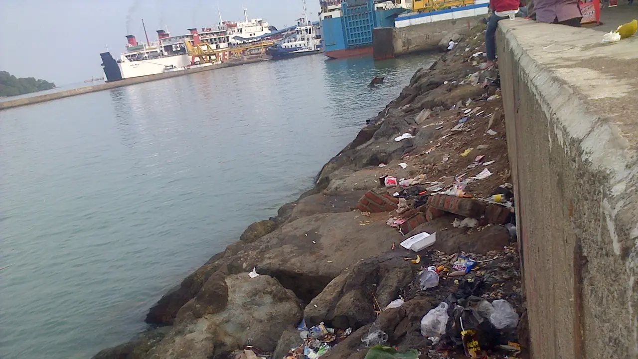Sampah di Pelabuhan Merak