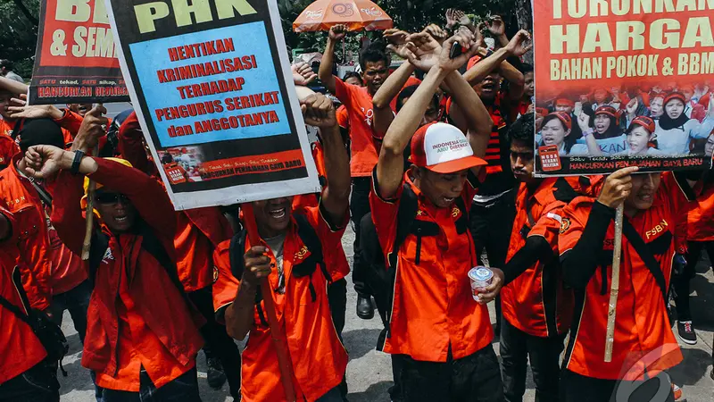 Aksi Buruh Tuntut Kenaikan Gaji di Balai Kota