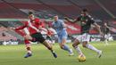 Pemain Manchester United, Mason Greenwood, menendang bola saat melawan Southampton pada laga Liga Inggris di Stadion St. Mary's, Minggu (29/11/2020). MU menang dengan skor 3-2. (Naomi Baker, Pool via AP)