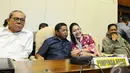 Sekjen DPP Partai Golkar Idrus Marham (kedua kiri) bersama Wakil Ketua Umum Golkar Siti Hediati Hariyadi (kedua kanan) saat memberikan keterangan pers  terkait hasil Munas  Golkar, Jakarta, Jumat (5/12/2014). (Liputan6.com/Andrian M Tunay)