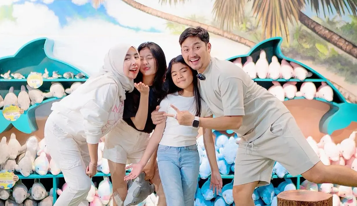Meski sebagai ayah sambung, Angga juga terlihat sangat dekat dengan dua anak perempuannya. [Instagram/anggawijaya88]
