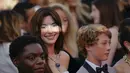 <p>Anne Hathaway (tengah) berpose dengan Jaylin Webb (kiri) dan Michael Banks Repeta saat tiba di pemutaran perdana film 'Armageddon Time' di festival film internasional ke-75, Cannes, Prancis selatan (19/5/2022). (AP Photo/Daniel Cole)</p>