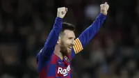 Penyerang Barcelona, Lionel Messi merayakan timnya mencetak gol ke empat ke gawang Celta Vigo pada pertandingan lanjutan La Liga Spanyol di stadion Camp Nou (9/11/2019). Barcelona menang telak 4-1 atas Vigo. (AP Photo/Joan Monfort)