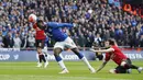 Pemain Everton, Romelu Lukaku, menyundul bola ke gawang Manchester United pada semifinal Piala FA di Stadion Wembley, London, Sabtu (23/4/2016). (Action Images via Reuters/Andrew Couldridge)