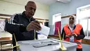 Seorang pria Palestina menggunakan hak politiknya di Tempat Pemungutan Suara (TPS) selama pemilihan kota di Al-Bireh, Tepi Barat yang diduduki Israel, pada Sabtu 25 April 2026. Warga Palestina di Tepi Barat yang diduduki Israel menggunakan hak politik mereka dalam pemilihan kota (pemilu lokal). (Zain JAAFAR/AFP)