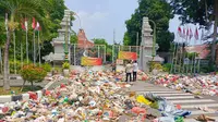 Tumpukan sampah yang dibuang pekerja kebersihan di sepanjang jalan Pendopo Delta Wibawa Sidoarjo sebagai bentuk protes ke bupati. (Istimewa)