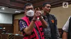 Terdakwa suap kepada hakim pemberi vonis bebas Gregorius Ronald Tannur, Zarof Ricar (kiri) bersiap meninggalkan ruang sidang usai mengikuti pembacaan dakwaan di Pengadilan Tindak Pidana Korupsi (Tipikor) Jakarta, Senin (10/2/2025). (Liputan6.com/Angga Yuniar)