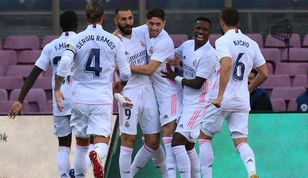 Para pemain Real Madrid melakukan selebrasi setelah mencetak gol ke gawang Barcelona pada laga La Liga bertajuk El Clasico di Nou Camp, Sabtu (24/10/2020). Barcelona harus menelan pil pahit kalah 1-3 dari musuh bebuyutannya Real Madrid di kandang sendiri, Nou Camp.  (LLUIS GENE/AFP)