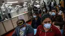Pasien menunggu untuk mendapat perawatan di atas kapal rumah sakit Angkatan Laut AS USNS Comfort yang berlabuh di wilayah Piura, Peru, 5 November 2018. Lebih dari 5.000 orang, termasuk imigran Venezuela dirawat oleh personel AS. (ERNESTO BENAVIDES / AFP)