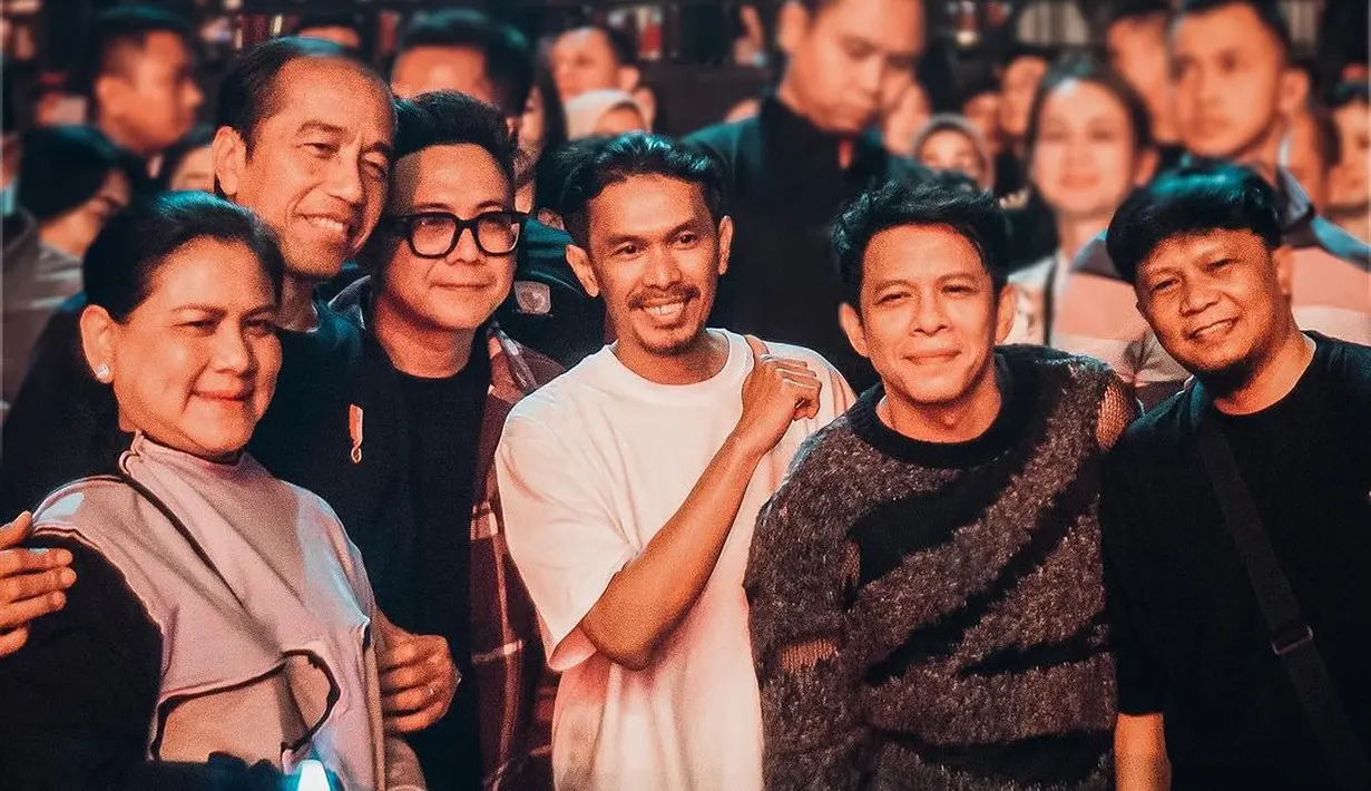 Konser ini juga dihadiri Presiden Jokowi dan Ibu Iriana. Mereka foto bareng untuk konser yang memorable tersebut. [Instagram.com/arielnoah]