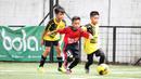Para pemain U-11 berebut bola dan berusaha mencetak gol dalam Liga Bola Indonesia di Sabnani Park, Tangerang Selatan, Minggu (16/10/2016). (Liga Bola Indonesia)