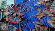 Salah satu peserta karnaval mengenakan kostum unik dalam Hajatan Bank DKI saat Car Free Day di kawasan Bundaran HI Jakarta, Minggu (16/10). Bank DKI meluncurkan program hajatan yakni undian berhadiah total miliaran rupiah. (Liputan6.com/Faizal Fanani)
