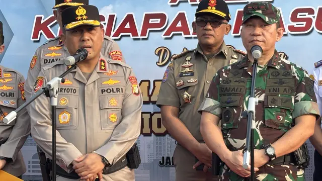 Kapolda Metro Jaya Irjen Karyoto saat memimpin apel pengamanan May Day 2025, Selasa (29/4/2025). (Liputan6.com/Ady Anugrahadi)
