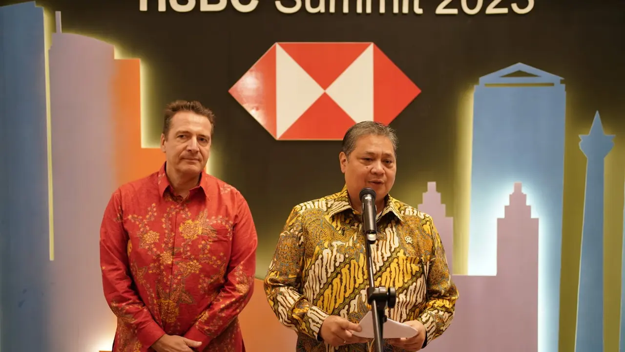 Menteri Koordinator bidang Perekonomian Airlangga Hartarto dan Presiden Direktur HSBC Indonesia Francois de Maricourt, dalam HSBC Summit 2023, di St Regis, Jakarta, Rabu (11/10/2023).