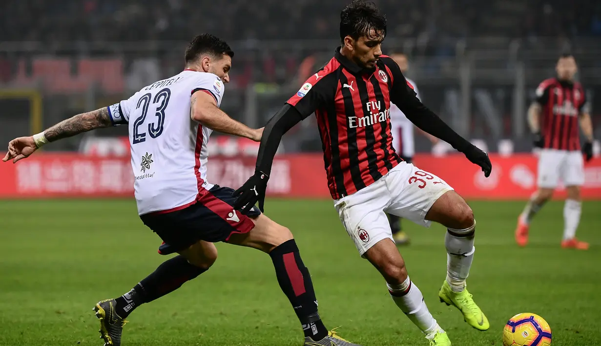 Aksi Lucas Paqueta yang tampil impresif pada laga lanjutan Serie A yang berlangsung di stadion San Siro, Milan, Senin (11/2). AC Milan menang 3-0 atas Cagliari. (AFP/Marco Bertorello)