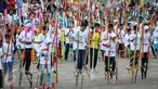 Sejumlah anak SD dan SMP meramaikan pemecahan rekor dunia egrang yang termasuk dalam rangkaian penyelenggaraan TAFISA World Games 2016 di Kemayoran, Jakarta, Sabtu (8/10). Pemecahan rekor Guinness Book itu diikuti 2.016 anak. (Liputan6.com/Faizal Fanani)