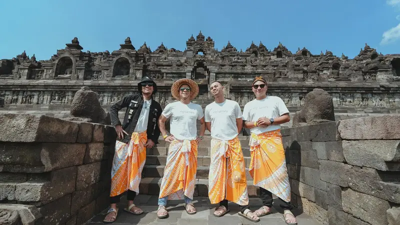 7 Potret Raffi Ahmad Bareng Geng The Dudas - 1 Liburan di Borobudur, Seru Naik Moge