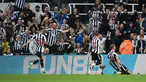 Bek Newcastle United, Dan Burn (kanan) berselebrasi dengan rekan setimnya setelah mencetak gol ke gawang Brighton & Hove Albion pada pertandingan lanjutan Liga Inggris di St James 'Park di Newcastle-upon-Tyne, timur laut Inggris pada 18 Mei 2023. (AFP/Oli Scarff)