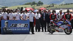 Anggota tim CarXpert PrustelGP beserta sejumlah pebalap MotoGP melakukan penghormatan terakhir bagi Jason Dupasquier sebelum dimulainya balapan MotoGP Italia di Sirkuit Mugello. (Foto: AP Photo/Antonio Calanni)