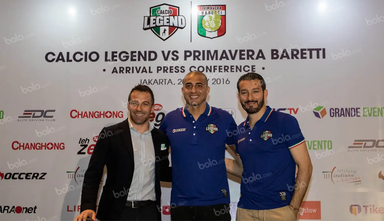 “Luar biasa sambutan warga Indonesia, tadi saya melihat beberapa menyambut saya dengan mengenakan jersey bertuliskan namaku, “ cerita Alessandro Del Piero (kiri). (Bola.com/Vitalis Yogi Trisna)