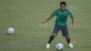Gelandang Timnas Indonesia, Evan Dimas, mengontrol bola saat latihan di Stadion UKM, Selangor, Sabtu (19/8/2017). Latihan ini merupakan persiapan jelang laga SEA Games melawan Timor Leste. (Bola.com/Vitalis Yogi Trisna)