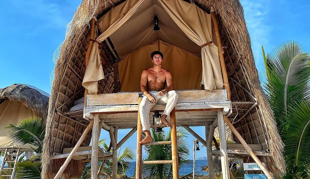 Pemilik nama lengkap Barakatullah Valentino Peter sudah terjun ke dunia hiburan sejak tahun 2018. Awal kemunculannya yaitu pada sebuah film berjudul Sesuai Aplikasi tahun 2018. Selain itu ia pun dikenal sebagai seorang model. (Liputan6.com/IG/baravalentino_)