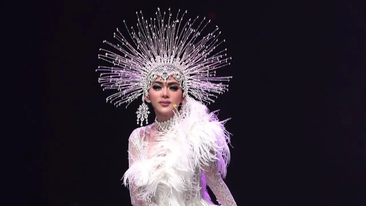 [Bintang] Cetar Membahana, Ini 8 Foto Syahrini dengan Hiasan Kepala yang Heboh
