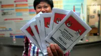 Petugas KPU Tangerang Selatan menunjukan surat suara Pilpres untuk pelaksanaan Pemungutan Suara Ulang (PSU) Pemilu 2019 di Kantor KPU Tangerang Selatan, Selasa (23/4). PSU dilakukan karena adanya dugaan pelanggaran pada pelaksanaan Pemilu serentak 17 April 2019 lalu. (merdeka.com/Arie Basuki)