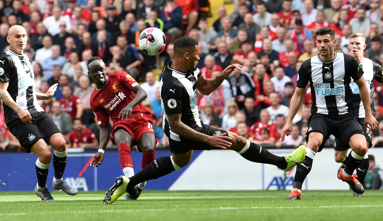 Striker Liverpool Sadio Mane (dua kiri) mencetak gol ke gawang Newcastle United pada laga Liga Inggris di Anfield, Liverpool, Inggris, Sabtu (14/9/2019). Sadio Mane dan Mohamed Salah membawa Liverpool menghajar Newcastle 3-1. (Paul ELLIS/AFP)