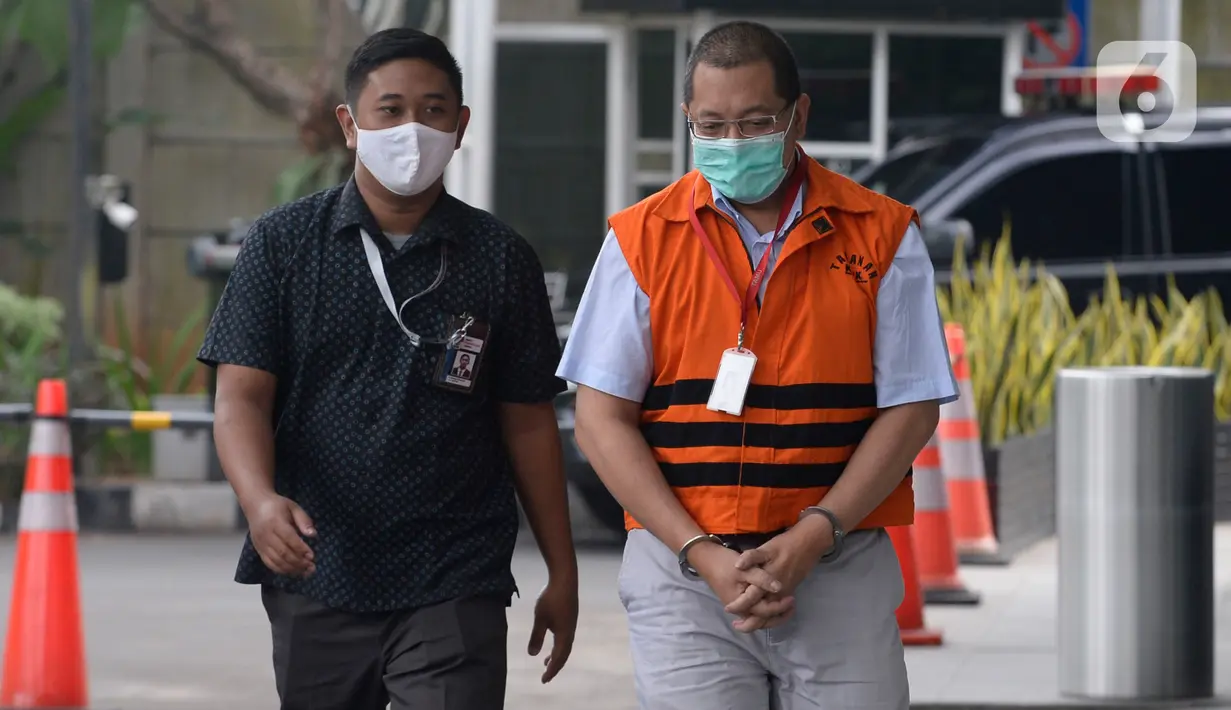 Tersangka mantan Direktur Niaga PT Dirgantara Indonesia, Irzal Rinaldi Zailani berjalan dikawal petugas akan menjalani pemeriksaan oleh penyidik di Gedung KPK, Jakarta, Kamis (2/7/2020). (merdeka.com/Dwi Narwoko)