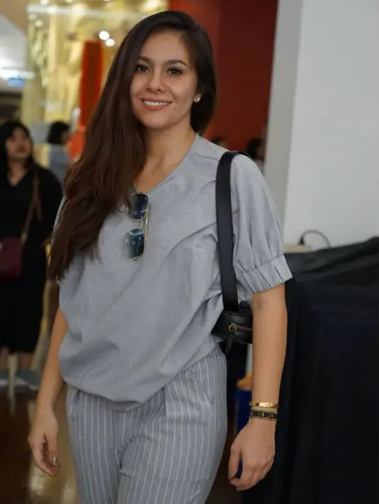 Seperti yang satu ini misalnya, Wulan cantik banget hanya mengenakan outfit abu-abunya. Gayanya begitu kasual, simple dan sederhana pastinya. Selain itu, stylenya ini cocok dikenakan juga oleh anak-anak remaja masa kini. (Instagram/wulanguritno)