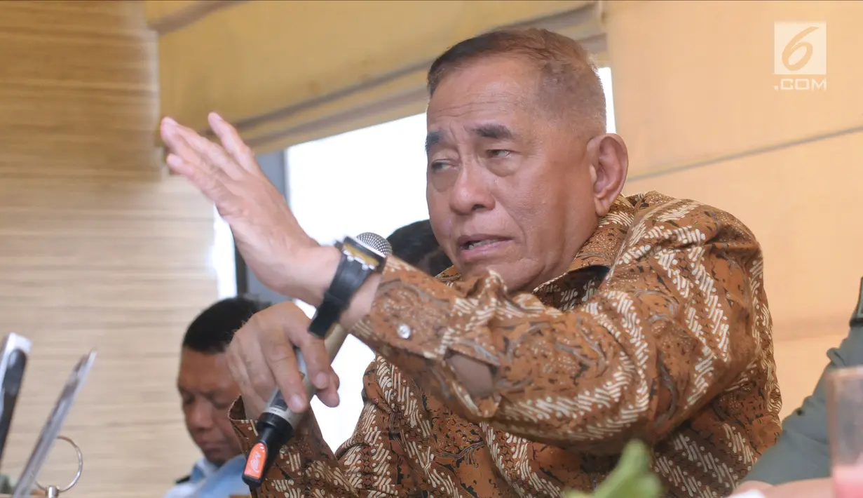 Menteri Pertahanan, Ryamizard Ryacudu saat memberi keterangan terkait isu terorisme di Jakarta, Senin (14/5). Selain itu, pihak Kemenhan juga telah menyiapkan dua strategi dalam menanggapi gugatan Avanti Communications. (Liputan6.com/Helmi Fithriansyah)
