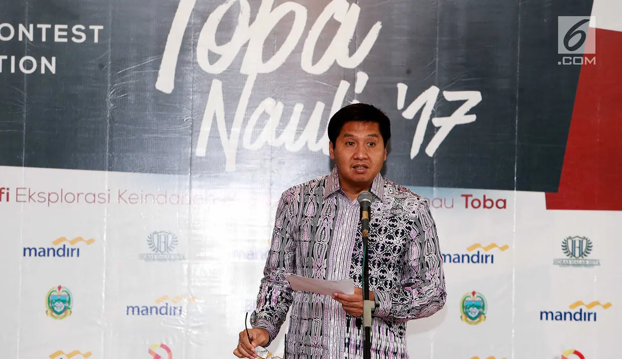 Anggota DPR RI Komisi XI Maruarar Sirait memberi sambutan saat pameran Foto Toba Nauli 2017 di Museum Mandiri, Jakarta, Kamis (27/7). Pameran ini menyajikan keindahan Danau Toba bersama keragaman budaya dan toleransinya ke mata dunia. (Liputan6.com/Pool)