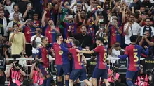 Pemain Barcelona merayakan gol yang dicetak oleh Robert Lewandowski ke gawang Real Madrid dalam laga final Supercopa de Espana yang berlangsung di King Abdullah Sport City Stadium, Jeddah, Arab Saudi, Senin (13/1/2025) dini hari WIB. Barcelona menjadi juara setelah menang 5-2 atas Real Madrid dalam laga ini. (Haitham AL-SHUKAIRI / AFP)