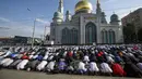 Umat muslim melaksanakan salat Idul Adha di luar Masjid Katedral Moskow, Moskow, Rusia, 9 Juli 2022. Umat muslim seluruh dunia merayakan Idul Adha atau Hari Raya Kurban untuk memperingati kesediaan Nabi Ibrahim mengorbankan putranya. (AP Photo)