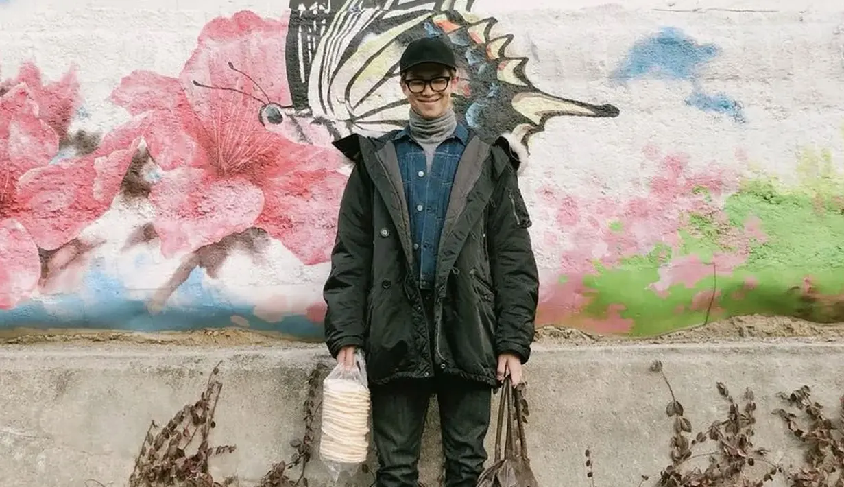 RM BTS terlihat mengenakan VISVIM Valdez Coat. Siapa yang menyangka jika harga coat ini mencapai Rp 70 juta. (Foto: koreaboo.com)