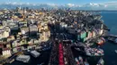 Tidak sedikit warga Palestina di Gaza memilih berteduh di bangunan yang rusak parah akibat serangan Israel, meski berisiko runtuh. Tampak foto udara menunjukkan ribuan orang yang berdemonstrasi menunjukkan solidaritas mereka dengan rakyat Palestina di tengah perang yang sedang berlangsung antara Israel dan kelompok Hamas di wilayah Gaza, di Jembatan Galata, Istanbul, Turki pada 1 Januari 2026. (Yasin AKGUL/AFP)