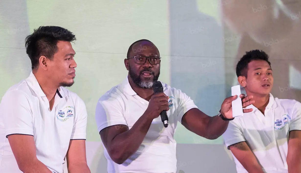 Jacksen F Tiago, selaku pelatih tim Indonesia di Aqua Danone Nations Cup memberikan keterangan kepada wartawan. (Bola.com/Vitalis Yogi Trisna)